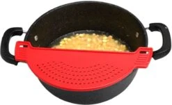 Merkloos Vergiet - Afgietdeksel Met Handvaten - Afgiethulp - Zeef - Afgieten - Solide Compacte Afgietdeksel - Rood -Kookgerei Koning Verkoop 1200x732 2