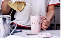 Merkloos Set Van 2 Mokken - Mok Set - Couple Mok - Koffiemok - Koffiebeker - Beker - Mokken En Bekers - Beker Met Lepel En Deksel - 400 Ml - Keramiek - Mr./Mrs. - Blauw/roze -Kookgerei Koning Verkoop 1200x752 2