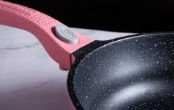 Royalty Line Inductie Pannenset - Luxe 14-delige Pannenset Marmeren Coating - Pannen Met Afneembare Handvaten - Oven-Ready - PFAS-Vrij - Voor Alle Warmtebronnen - Afneembare Koudgrepen - Antiaanbaklaag - Koekenpan Met Glazen Deksels - Roze -Kookgerei Koning Verkoop 1200x757 14