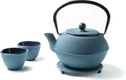 Tealøv THEE SET 1,1 LITER GIETIJZER | COMPLETE SET IN GESCHENKDOOS | Gietijzeren Theepot Met Roestvrijstalen Zeef, Gietijzeren Theekopjes En Onderzetter | In Authentiek Japanse Stijl | Arare Blauw 15 Tealøv THEE SET 1,1 LITER GIETIJZER | COMPLETE SET IN GESCHENKDOOS | Gietijzeren Theepot Met Roestvrijstalen Zeef, Gietijzeren Theekopjes En Onderzetter | In Authentiek Japanse Stijl | Arare Blauw -Kookgerei Koning Verkoop 1200x765 1