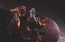 VDN Edam Whiskey Set Handgeblazen - 1 Whiskey Decanteer Karaf Met 4 Whiskeyglazen - Loodvrij Kristal Glas 17 VDN Edam Whiskey Set Handgeblazen - 1 Whiskey Decanteer Karaf Met 4 Whiskeyglazen - Loodvrij Kristal Glas -Kookgerei Koning Verkoop 1200x783 18