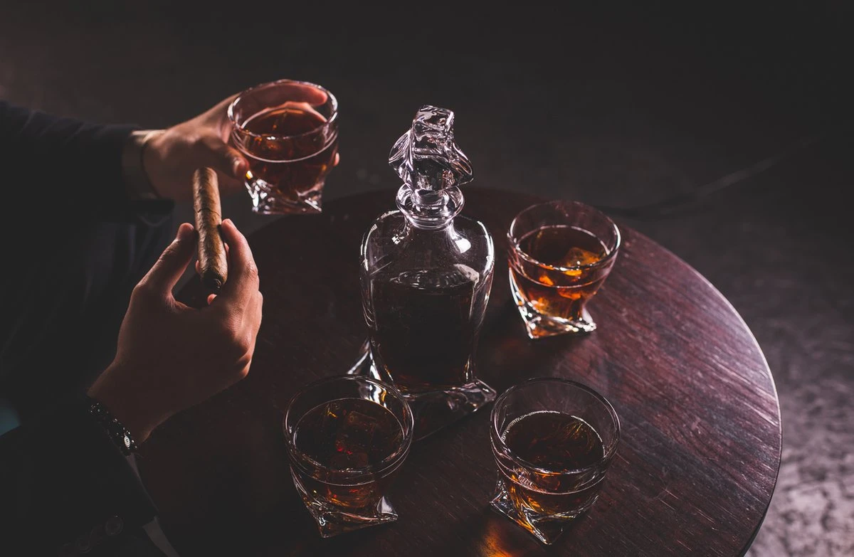 VDN Edam Whiskey Set Handgeblazen - 1 Whiskey Decanteer Karaf Met 4 Whiskeyglazen - Loodvrij Kristal Glas 9 VDN Edam Whiskey Set Handgeblazen - 1 Whiskey Decanteer Karaf Met 4 Whiskeyglazen - Loodvrij Kristal Glas - Afbeelding 9