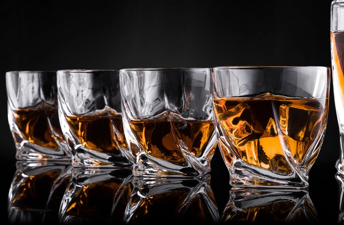 VDN Edam Whiskey Set Handgeblazen - 1 Whiskey Decanteer Karaf Met 4 Whiskeyglazen - Loodvrij Kristal Glas 3 VDN Edam Whiskey Set Handgeblazen - 1 Whiskey Decanteer Karaf Met 4 Whiskeyglazen - Loodvrij Kristal Glas - Afbeelding 3