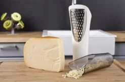 Rasp - Kaasrasp - Kaasrasp Met Opvangbak - Kaas Raspen - Kaasrasper - Cheese Grater - Rasp Voor Harde En Zachte Kazen -Kookgerei Koning Verkoop 1200x791 5