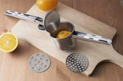 YUGN Aardappelpers Pureeknijper - Pureestamper - RVS - Inclusief 3 Verschillende Structuur Schijven - Cadeau Tip -Kookgerei Koning Verkoop 1200x794 8
