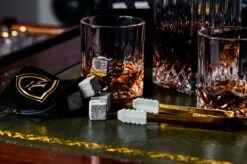 Meadow Lane - Luxe Whiskey Set Met 2 Glazen En Karaf - 8 Stones En IJstang - Mancave Decoratie -Kookgerei Koning Verkoop 1200x798 43