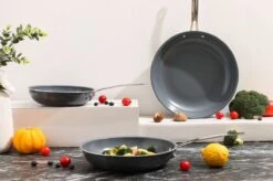 Swiss Pro+ - Koekenpannenset - 3 Delig - Keramisch - Inductie - Milieuvriendelijk - PFAS - PFOA Vrij - Sapphire Green 18 Swiss Pro+ - Koekenpannenset - 3 Delig - Keramisch - Inductie - Milieuvriendelijk - PFAS - PFOA Vrij - Sapphire Green -Kookgerei Koning Verkoop 1200x799 121