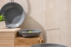 Swiss Pro+ - Koekenpannenset - 3 Delig - Keramisch - Inductie - Milieuvriendelijk - PFAS - PFOA Vrij - Sapphire Green 25 Swiss Pro+ - Koekenpannenset - 3 Delig - Keramisch - Inductie - Milieuvriendelijk - PFAS - PFOA Vrij - Sapphire Green -Kookgerei Koning Verkoop 1200x799 126