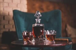 VDN Edam Whiskey Set Handgeblazen - 1 Whiskey Decanteer Karaf Met 4 Whiskeyglazen - Loodvrij Kristal Glas 12 VDN Edam Whiskey Set Handgeblazen - 1 Whiskey Decanteer Karaf Met 4 Whiskeyglazen - Loodvrij Kristal Glas -Kookgerei Koning Verkoop 1200x799 276