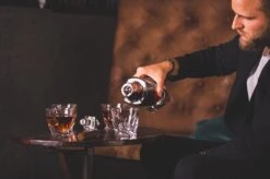 VDN Edam Whiskey Set Handgeblazen - 1 Whiskey Decanteer Karaf Met 4 Whiskeyglazen - Loodvrij Kristal Glas 16 VDN Edam Whiskey Set Handgeblazen - 1 Whiskey Decanteer Karaf Met 4 Whiskeyglazen - Loodvrij Kristal Glas -Kookgerei Koning Verkoop 1200x799 278