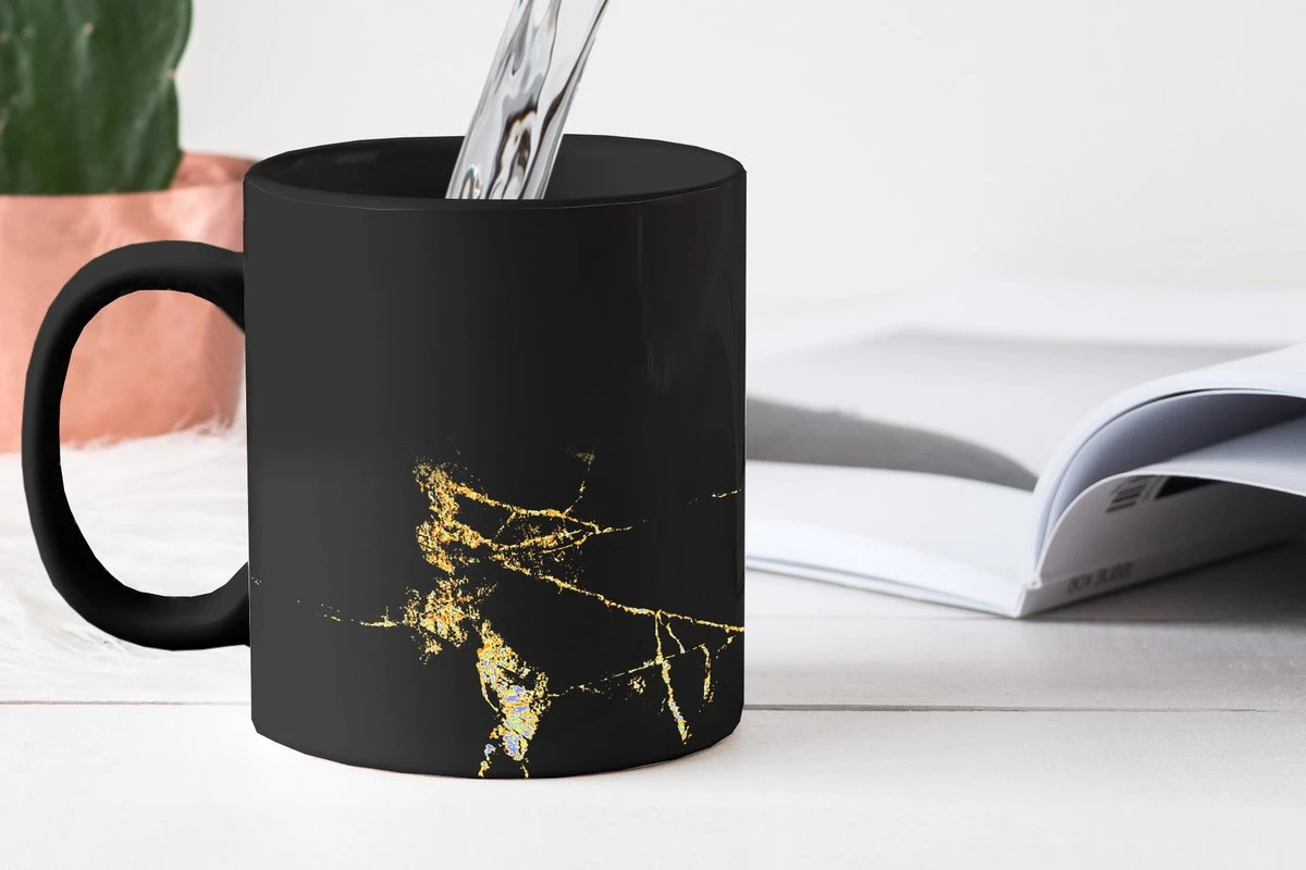 Magische Mok - Foto Op Warmte Mokken - Koffiemok - Marmer - Zwart - Goud - Luxe - Magic Mok - Beker - 350 ML - Theemok 3 Magische Mok - Foto Op Warmte Mokken - Koffiemok - Marmer - Zwart - Goud - Luxe - Magic Mok - Beker - 350 ML - Theemok - Afbeelding 3