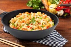 Rosmarino Black Line - Wokpan - Ø30cm - 100% PFAS & PFOA Vrij - Gegoten Aluminium - Non-stick Minerale Coating - Ergonomische Handgreep - Geschikt Voor Alle Warmtebronnen & Vaatwasser -Kookgerei Koning Verkoop 1200x800 465