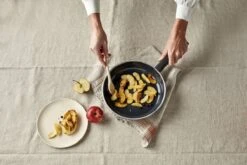 Demeyere Alu Cosi 3 Koekenpan - Ceraforce - 24 Cm - PTFE-vrij -Kookgerei Koning Verkoop 1200x800 489