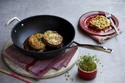 LE CREUSET - Les Forgees - Wokpan 30cm 17 LE CREUSET - Les Forgees - Wokpan 30cm -Kookgerei Koning Verkoop 1200x800 534