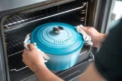 Nuovva Gietijzeren Braadpan Antiaanbaklaag Met Deksel - Sudderpan Blauw - Rond - Ø24 Cm - 4,7 Liter - 100% PFAS & PFOA Vrij - Geschikt Voor Alle Warmtebronnen - Elektrisch - Gas - Halogeen - Inductie – Keramisch 8 Nuovva Gietijzeren Braadpan Antiaanbaklaag Met Deksel - Sudderpan Blauw - Rond - Ø24 Cm - 4,7 Liter - 100% PFAS & PFOA Vrij - Geschikt Voor Alle Warmtebronnen - Elektrisch - Gas - Halogeen - Inductie – Keramisch -Kookgerei Koning Verkoop 1200x800 581