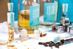 Merkloos Do Your Whiskey - Whiskey Zelf Maken Cadeauset - Hoogwaardige In Mooie Kruidenflessen -6 Roestvrij Stalen Whiskeystenen - Maakt To 6 Liter Whiskey -Kookgerei Koning Verkoop 1200x800 669