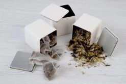 Theedoos Van ZENZYTEA® - Bamboe - Theedoos 9 Vaks - Inclusief 3 Theeblikken Voor Losse Thee - Geschikt Voor Grote & Kleine Theezakjes - Vierkant - Grote Vakken - Luxe Verpakking - Cadeau -Kookgerei Koning Verkoop 1200x800 712