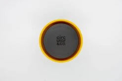 Circular&Co. Herbruikbare To Go Koffiebeker (rCUP) Zwart/geel 12oz/340ml 17 Circular&Co. Herbruikbare To Go Koffiebeker (rCUP) Zwart/geel 12oz/340ml -Kookgerei Koning Verkoop 1200x801 4