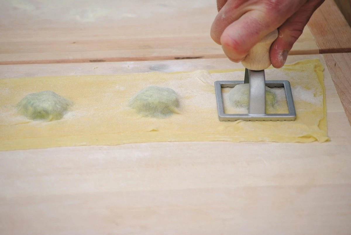 Foodiletto - Raviolimaker Set - Vorm 12 Ravioli - Aluminium/Beukenhout - Zilver 6 Foodiletto - Raviolimaker Set - Vorm 12 Ravioli - Aluminium/Beukenhout - Zilver - Afbeelding 6