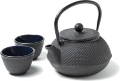 Tealøv THEE SET 800 ML GIETIJZER | COMPLETE SET IN GESCHENKDOOS | Gietijzeren Theepot Met Roestvrijstalen Zeef, Gietijzeren Theekopjes En Onderzetter | In Authentiek Japanse Stijl | Arare Zwart -Kookgerei Koning Verkoop 1200x812 1