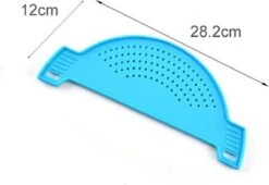 Merkloos Afgiethulp – Afgietdeksel Met Handvaten – Makkelijk Afgieten - Afgietdeksel - Blauw -Kookgerei Koning Verkoop 1200x827 1