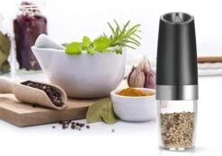 RSQUAD® - Elektrische Zout Pepermolen - 1x Automatische Peper Zoutmolen - Kruidenmolen - Met Blauw LED Licht - Zwart -Kookgerei Koning Verkoop 1200x844 6