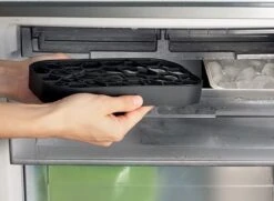 Lekue Ice Box Ijsblokjes Maken En Bewaren – Zwart - 116 X 125 X 225 Mm 12 Lekue Ice Box Ijsblokjes Maken En Bewaren – Zwart - 116 X 125 X 225 Mm -Kookgerei Koning Verkoop 1200x880 10