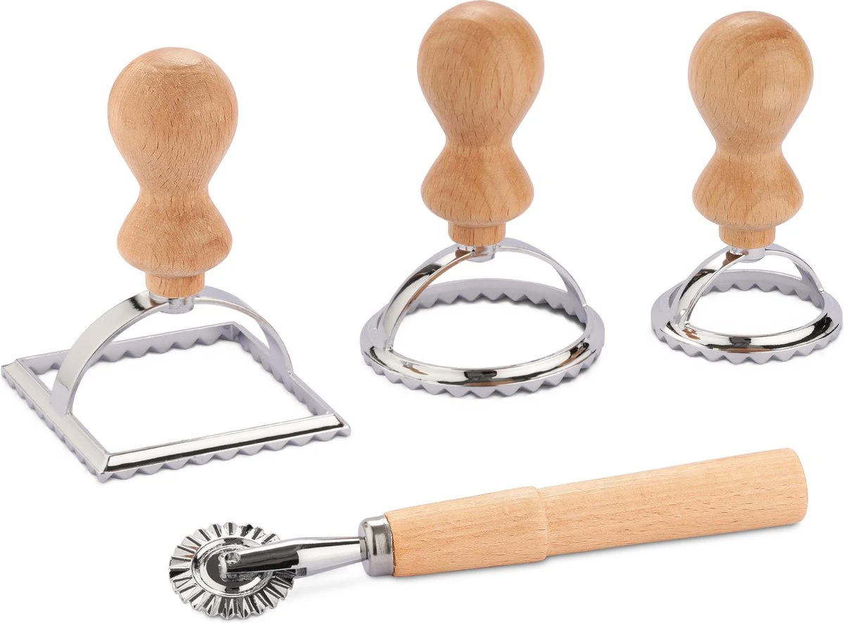 Navaris Set Van 4 Raviolisnijders - Raviolimakers Met Houten Handvat - Set Van 3 Vormsnijders En 1 Pastawiel Voor Het Snijden Van Zelfgemaakte Ravioli 1 Navaris Set Van 4 Raviolisnijders - Raviolimakers Met Houten Handvat - Set Van 3 Vormsnijders En 1 Pastawiel Voor Het Snijden Van Zelfgemaakte Ravioli