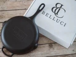 Belluci - Ø26cm - Koekenpan - Skillet + Deksel Geëmailleerde Gietijzeren Pan Voor BBQ En Inductie Incl. Accessoires - Hapjespan - Braadpan 11 Belluci - Ø26cm - Koekenpan - Skillet + Deksel Geëmailleerde Gietijzeren Pan Voor BBQ En Inductie Incl. Accessoires - Hapjespan - Braadpan -Kookgerei Koning Verkoop 1200x899 121