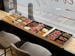 Sjoelbak - Borrelsjoelbak - Hapjesplank - Borrelplank - Mini Sjoelbak 120 Cm Met Zwarte Bakjes - Kleine Sjoelbakken -Kookgerei Koning Verkoop 1200x899