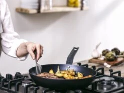 BK Solid Steel Koekenpan Ø 26 Cm - Plaatstaal - Inductie - BBQ -Kookgerei Koning Verkoop 1200x900 367