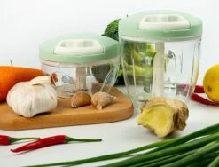 Doogo® Groentesnijder Met Trekkoord – Hakmolen – 900 ML – Groentehakker – Kruidenmolen – Uiensnijder – Blauw -Kookgerei Koning Verkoop 1200x912 4