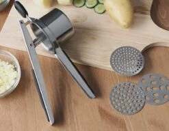 YUGN Aardappelpers Pureeknijper - Pureestamper - RVS - Inclusief 3 Verschillende Structuur Schijven - Cadeau Tip -Kookgerei Koning Verkoop 1200x932 1