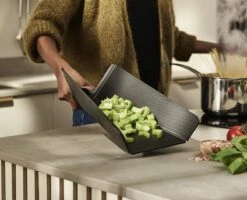 Opvouwbare Snijplank, Klein, Zwart - Joseph Joseph | Chop2Pot Plus 20 Opvouwbare Snijplank, Klein, Zwart - Joseph Joseph | Chop2Pot Plus -Kookgerei Koning Verkoop 1200x972 9