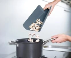 Joseph Joseph - Chop 2 Pot - Editions Sky - Snijplank - Opvouwbaar - Set Van 2 Stuks - Blauw / Grijs 13 Joseph Joseph - Chop 2 Pot - Editions Sky - Snijplank - Opvouwbaar - Set Van 2 Stuks - Blauw / Grijs -Kookgerei Koning Verkoop 1200x979 4