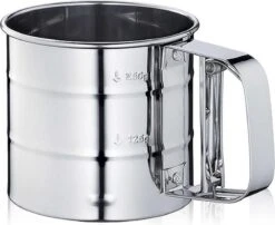 Professionele RVS Meelzeef - Bloemzeef - Poedersuikerzeef - Suikerzeef - Bakgerei - Stooier - Keuken Tafel -Roestvrij Staal - Draai Meel Zeef - Bloem Zeef - Poedersuiker Zeef - 18 Professionele RVS Meelzeef - Bloemzeef - Poedersuikerzeef - Suikerzeef - Bakgerei - Stooier - Keuken Tafel -Roestvrij Staal - Draai Meel Zeef - Bloem Zeef - Poedersuiker Zeef - -Kookgerei Koning Verkoop 1200x979 5