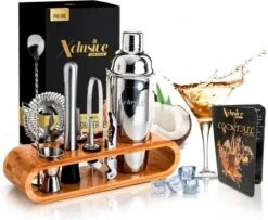 Xclusive-lifestyle® Luxe Cocktail Set - 16-Delige Cocktailset - Cocktail Shaker - 750ml - Robuuste Bamboe Houder - Nederlandstalig Receptboekje En RVS Cocktailrietjes - Luxe Cadeauverpakking - Een Uniek Kado