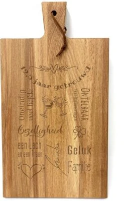 Stoer Landelijk Snijplankje-hapjesplankje Met Tekst Gravure 12,5 JAAR GETROUWD. Een Origineel Cadeau Voor Een 12,5 Jarige Bruiloft. Het Formaat Is 20x30cm Excl. Handvat.