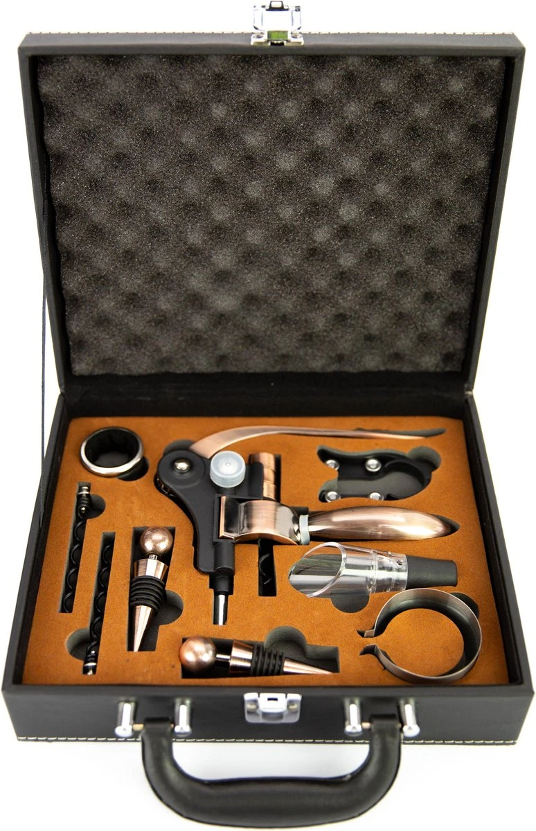 MD-Goods ® Kurkentrekker + Wijn Accessoires Giftbox – Wijnopener Set – Flesopener – Schenktuit – Corkscrew – Cadeautip – Leder – Zwart 1 MD-Goods ® Kurkentrekker + Wijn Accessoires Giftbox – Wijnopener Set – Flesopener – Schenktuit – Corkscrew – Cadeautip – Leder – Zwart