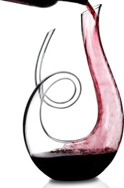 Luxwine - Decanteer Karaf Wijn - Wijnkaraf - 1.4L - Luxe Karaf Met Extra Krul - Decanter - Decanteer Karaf - Wijnkaraf - Wijn Decanteerder - Wijn Accessoires - U-vorm - Kristal Glas- Kerstcadeau -Kookgerei Koning Verkoop 793x1200 2