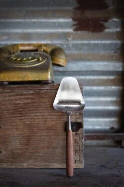 Boska Kaasschaaf Vienna - Kaasschaaf Harde Kaas - Kaasschaaf Oude Kaas - Kaasschaaf Houten Handvat - RVS - Multifunctionele Snijder - Keukengerei - Keuken Accessoires - 10 Jaar Garantie 18 Boska Kaasschaaf Vienna - Kaasschaaf Harde Kaas - Kaasschaaf Oude Kaas - Kaasschaaf Houten Handvat - RVS - Multifunctionele Snijder - Keukengerei - Keuken Accessoires - 10 Jaar Garantie -Kookgerei Koning Verkoop 800x1200 124