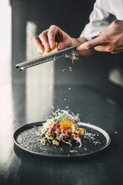 HGMD® Handrasp Lang - Rasp - Citroenrasp - Kaasrasp - Gemberrasp - Knoflookrasp - Smalle Lange Rasp - RVS Rasp - Inclusief Borstel -Kookgerei Koning Verkoop 800x1200 144