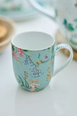 Pip Studio. Set Van 2 Grote Mokken Jolie Flowers Blue 350ml -Kookgerei Koning Verkoop 800x1200 17