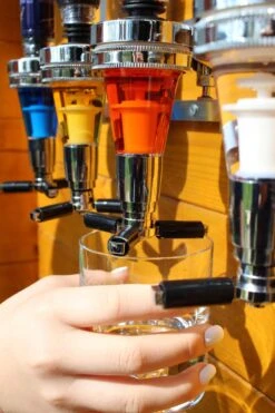 United Entertainment - Bar Butler Flessenhouder Wandmontage Voor 6 Flessen, Cocktail Drankdispenser Voor Man Cave Thuisbar Keuken, 53x11x36 Cm -Kookgerei Koning Verkoop 800x1200 234