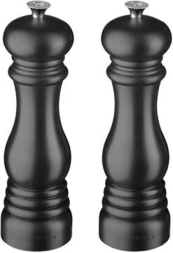 Le Creuset Peper- En Zoutset Mat Zwart 21 Cm -Kookgerei Koning Verkoop 819x1200 1