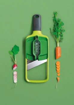 Mandoline En Rasp Set, Geel/Groen, RVS - Joseph Joseph | Go-to 21 Mandoline En Rasp Set, Geel/Groen, RVS - Joseph Joseph | Go-to -Kookgerei Koning Verkoop 849x1200 1