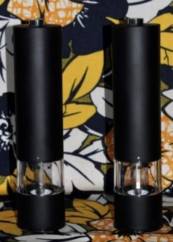 Allkinds Elektrische Peper En Zoutmolen Set - Peper En Zoutstel Elektrisch - Keukengerei - Batterij - Lichtgevend - RVS - Mat Zwart -Kookgerei Koning Verkoop 861x1200 3