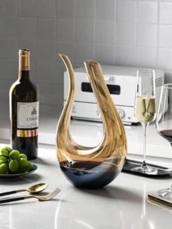 Decantino® - Chique Decanteer & Wijn Karaf - Goud - Incl. Cadeauverpakking - 1,5L - Handgeblazen Kristalglas - Cadeautje Voor Hem & Haar Voor Moederdag, Vaderdag, Kerst En Valentijnsdag
