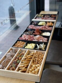 Sjoelbak - Borrelsjoelbak - Hapjesplank - Borrelplank - Mini Sjoelbak 120 Cm Met Zwarte Bakjes - Kleine Sjoelbakken -Kookgerei Koning Verkoop 899x1200