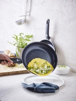 GreenPan Cambridge Hapjespan Met Deksel 28cm - Zwart - Inductie - PFAS-vrij -Kookgerei Koning Verkoop 899x1200 57